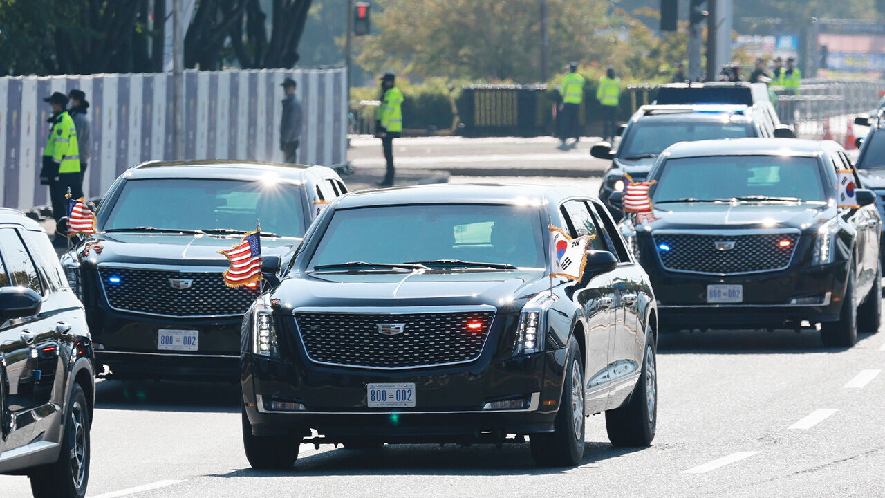 도널드 트럼프 미국 대통령이 전용 차량인 '더 비스트'를 타고 2025 경주 아시아태평양경제협력체(APEC) CEO 서밋 참석을 위해 29일 경주예술의전당으로 향하고 있다. (사진=연합뉴스)
