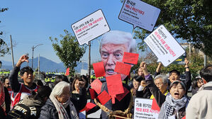 [속보] '노 트럼프' 시위대 50여 명 경주박물관 주변서 경찰과 대치