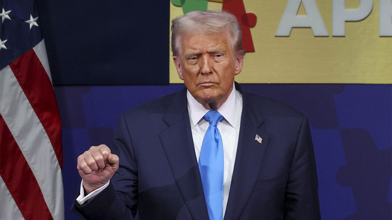 트럼프, 하늘색 넥타이·남색 정장 차림…수시로 주먹 쥐어 보여