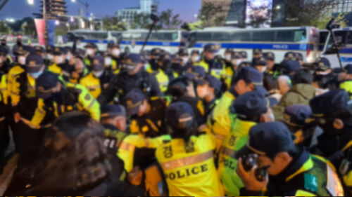 트럼프 묵는 호텔 주변서 '트럼프 반대' 기습 시위