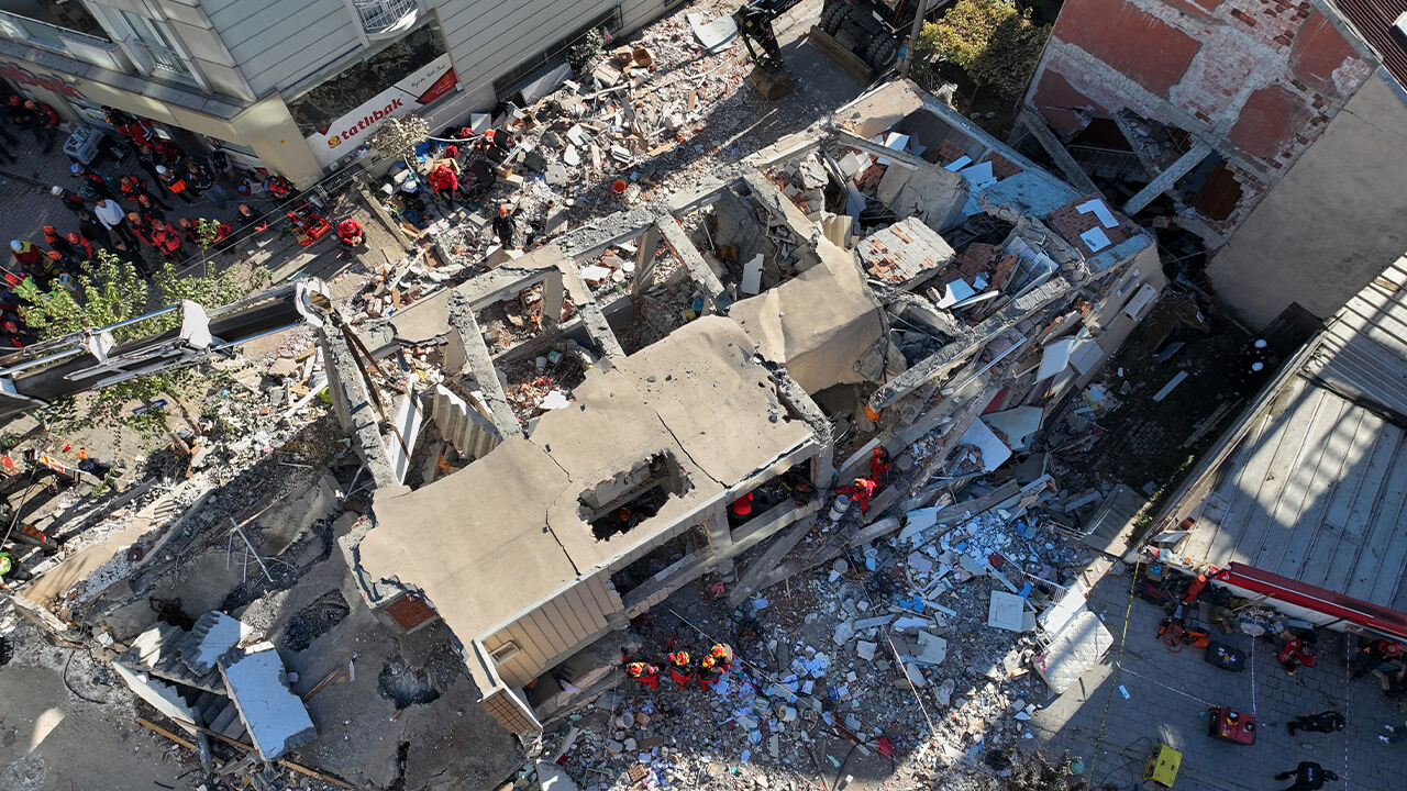 멀쩡하던 7층 건물 '폭삭'…튀르키예서 붕괴사고 2명 사망