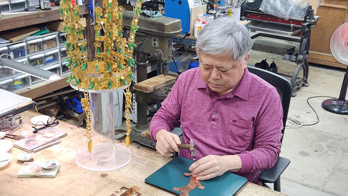 트럼프 선물 금관 만든 김진배 장인 "개인적으로 큰 영광"