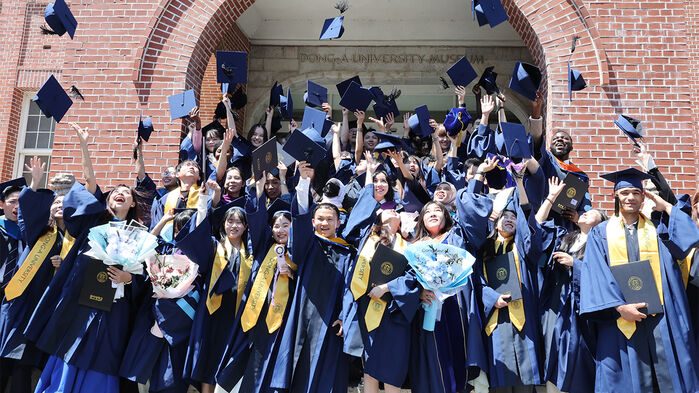 8월 21일 부산 서구 동아대학교 부민캠퍼스에서 열린 2024학년도 후기 외국인 유학생 졸업환송회에서 식을 마친 외국인 유학생들이 석당박물관 앞에서 기념사진을 찍고 있다.