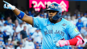 '백투백 홈런' 토론토, WS 5차전 승리…우승에 1승 남았다