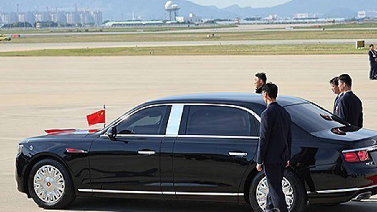 시진핑 중국 국가주석의 2025년 경주 아시아태평양경제협력체(APEC) 정상회의 참석을 앞둔 30일 김해국제공항에 전용 의전 차량 훙치가 대기하고 있다. (사진=연합뉴스)