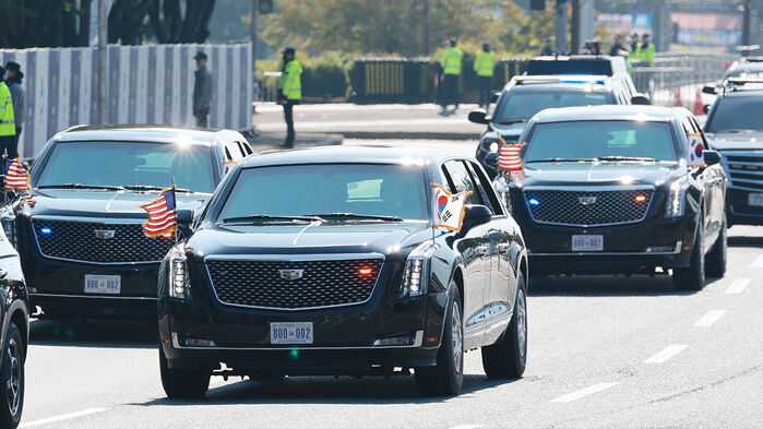 도널드 트럼프 미국 대통령이 전용 차량인 '더 비스트'를 타고 2025 경주 아시아태평양경제협력체(APEC) CEO 서밋 참석을 위해 29일 경주예술의전당으로 향하고 있다. (사진=연합뉴스)