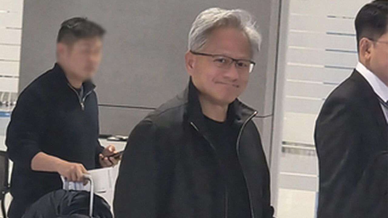 엔비디아 젠슨 황, 인천공항 입국…15년 만에 방한