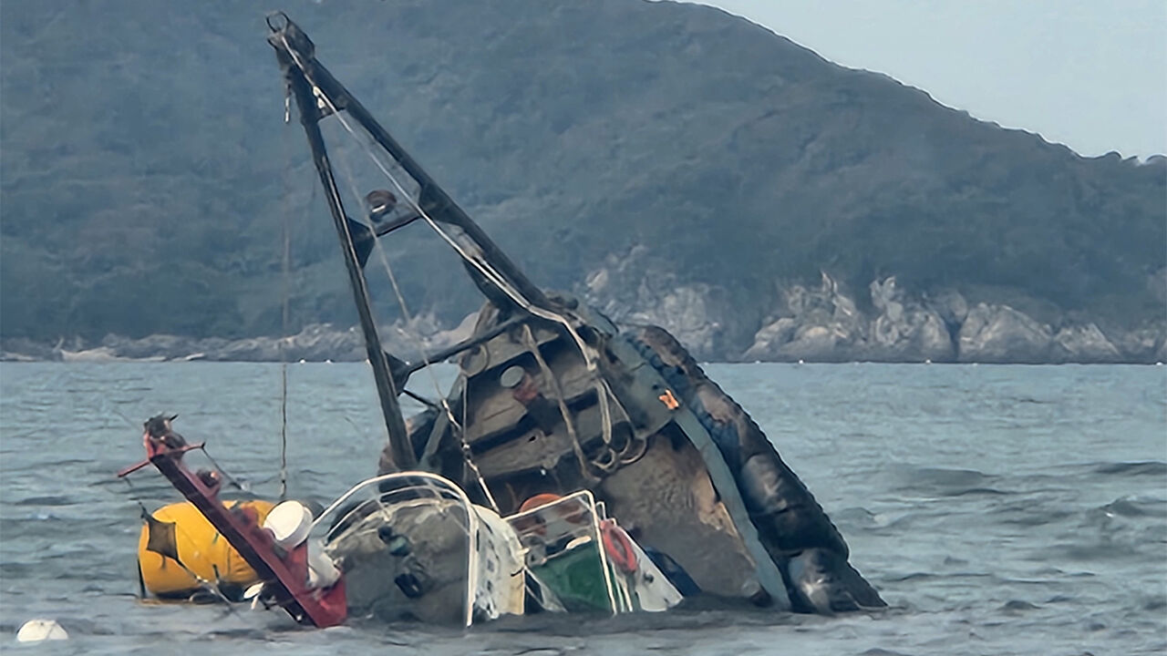 태안서 기름 5천 리터 실은 선박 침몰…선원 전원 구조, 방제 작업 중