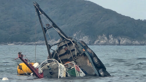 태안서 기름 5천 리터 실은 선박 침몰…선원 전원 구조, 방제 작업 중