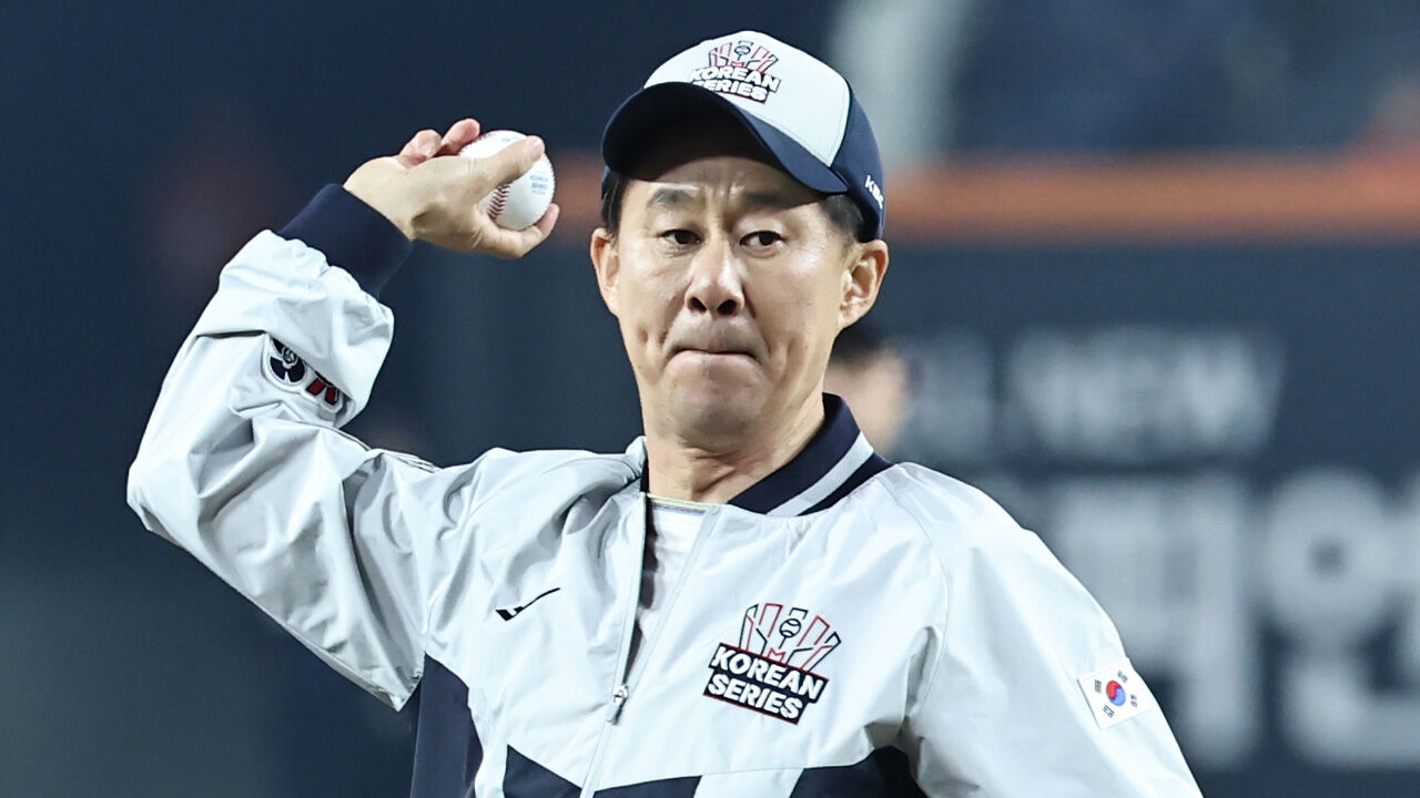 프로야구 PS 36경기 연속 매진…4차전 시구 개그맨 남희석