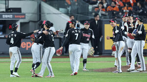 LG, 9회초 6득점 역전 드라마…한국시리즈 우승 '1승 남았다'