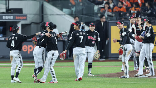 LG, 9회초 6득점 역전 드라마…한국시리즈 우승 '1승 남았다'