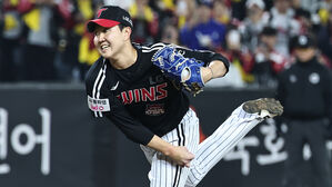 3차전 아픔 딛고 4차전 세이브…LG 유영찬 "내일도 던지고 싶다"