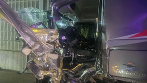 화물차가 고속도로 공사 차량 추돌…60대 운전자 부상