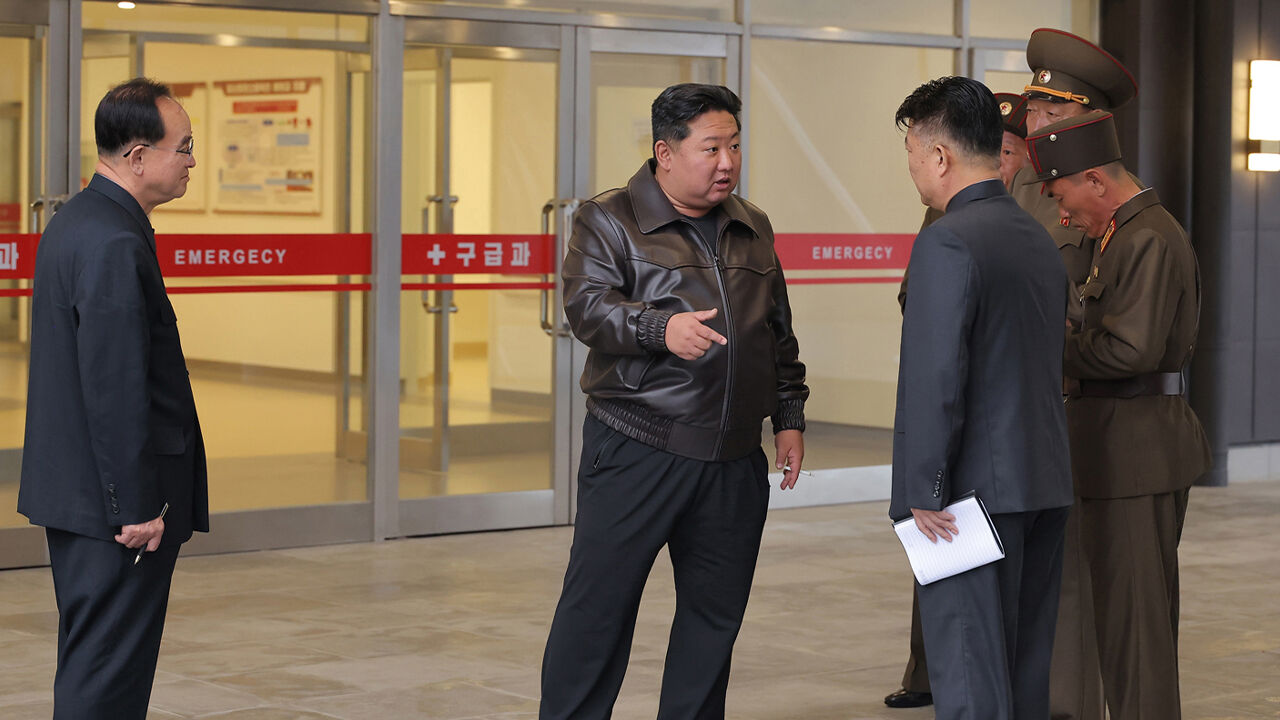 김정은, 트럼프 귀국일에 완공 앞둔 병원 시찰