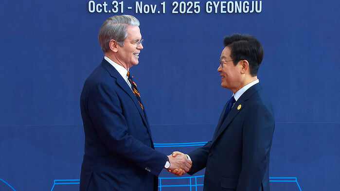 이재명 대통령이 31일 경주화백컨벤션센터(HICO)에서 열린 2025 아시아태평양경제협력체(APEC) 정상회의에 참석한 스콧 베선트 미국 재무장관을 맞이하고 있다.