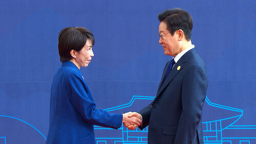 이재명 대통령이 31일 경주화백컨벤션센터(HICO)에서 열린 2025 아시아태평양경제협력체(APEC) 정상회의에 참석한 다카이치 사나에 일본 총리를 맞이하고 있다.