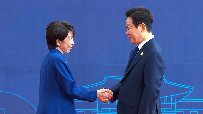 이재명 대통령이 31일 경주화백컨벤션센터(HICO)에서 열린 2025 아시아태평양경제협력체(APEC) 정상회의에 참석한 다카이치 사나에 일본 총리를 맞이하고 있다.