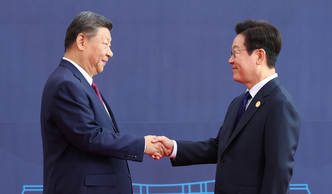 이 대통령, APEC 정상회의장에서 시진핑 주석 첫 대면