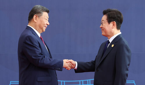 이 대통령, APEC 정상회의장에서 시진핑 주석 첫 대면