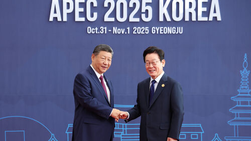 이 대통령, 시진핑 첫 대면…"환영, 오는 길 불편하지 않았나"