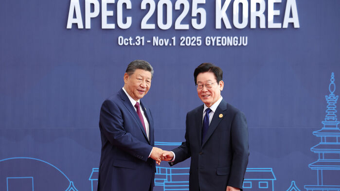 이재명 대통령이 31일 경주화백컨벤션센터(HICO)에서 열린 2025 아시아태평양경제협력체(APEC) 정상회의에 참석한 시진핑 중국 국가주석을 맞이하고 있다. (사진=연합뉴스)