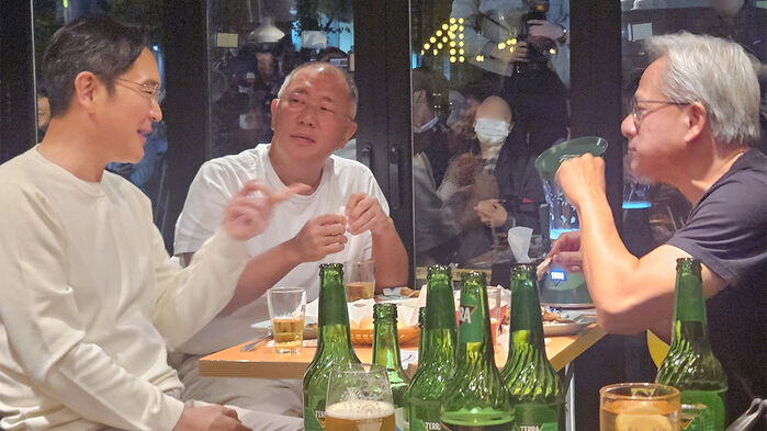 젠슨 황 엔비디아 최고경영자가 30일 서울 삼성동 한 치킨집에서 진행된 이재용 삼성전자 회장, 정의선 현대차그룹 회장과 치맥 회동을 하고 있다.