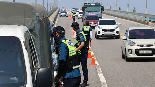 강화도서 대북전단 살포한 목사 등 송치…'선교 목적'