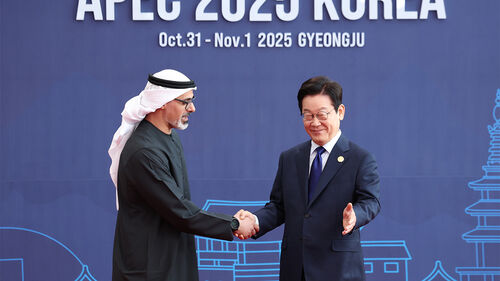 이재명 대통령이 31일 경주화백컨벤션센터(HICO)에서 열린 2025 아시아태평양경제협력체(APEC) 정상회의에 참석한 칼리드 아부다비 아랍에미리트(UAE) 왕세자를 맞이하고 있다.