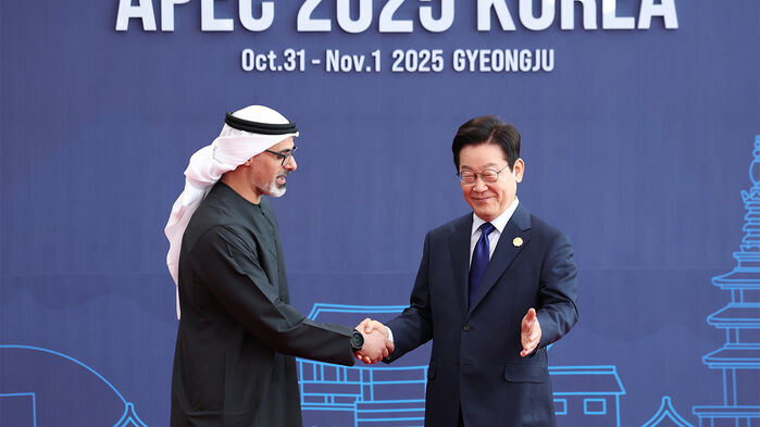 이재명 대통령이 31일 경주화백컨벤션센터(HICO)에서 열린 2025 아시아태평양경제협력체(APEC) 정상회의에 참석한 칼리드 아부다비 아랍에미리트(UAE) 왕세자를 맞이하고 있다.