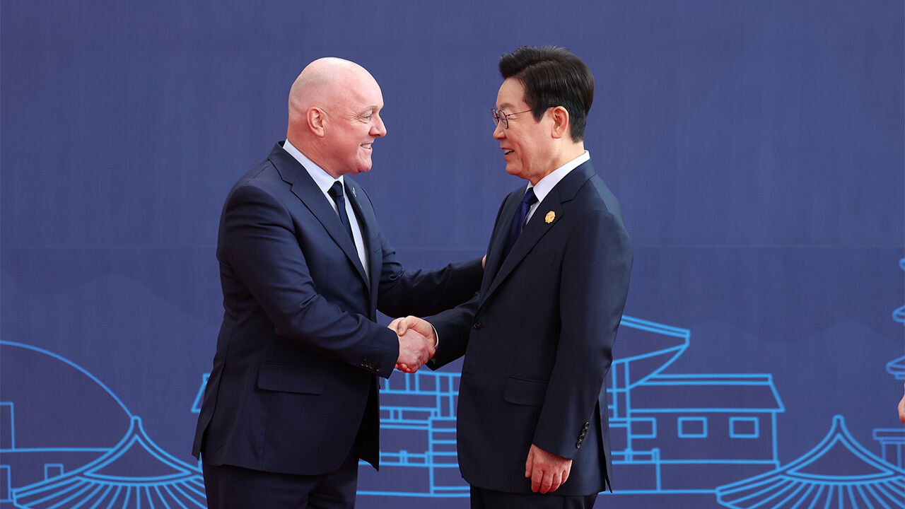 이재명 대통령이 31일 경주화백컨벤션센터(HICO)에서 열린 2025 아시아태평양경제협력체(APEC) 정상회의에 참석한 크리스토퍼 럭슨 뉴질랜드 총리를 맞이하고 있다.