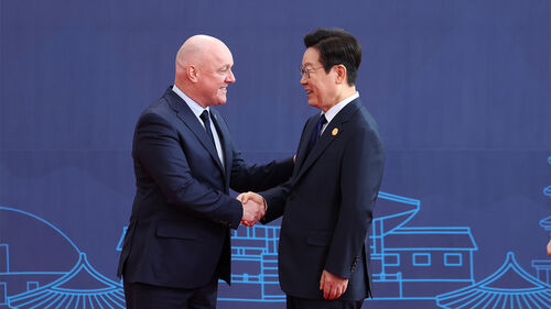 이재명 대통령이 31일 경주화백컨벤션센터(HICO)에서 열린 2025 아시아태평양경제협력체(APEC) 정상회의에 참석한 크리스토퍼 럭슨 뉴질랜드 총리를 맞이하고 있다.