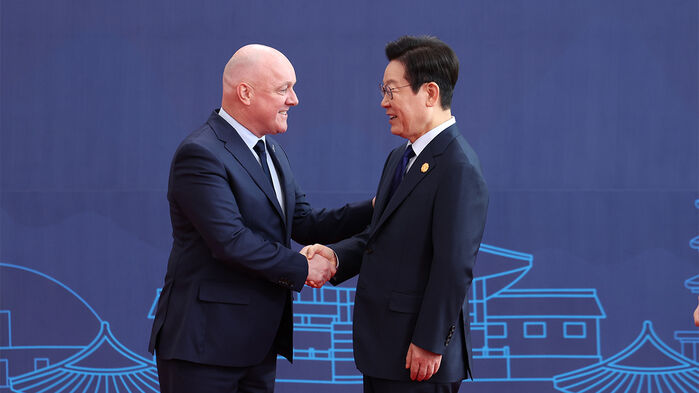 이재명 대통령이 31일 경주화백컨벤션센터(HICO)에서 열린 2025 아시아태평양경제협력체(APEC) 정상회의에 참석한 크리스토퍼 럭슨 뉴질랜드 총리를 맞이하고 있다.