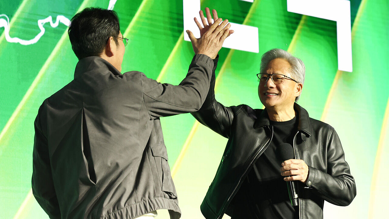 젠슨 황 엔비디아 최고경영자와 이재용 삼성전자 회장이 30일 서울 코엑스에서 열린 엔비디아의 그래픽카드(GPU) '지포스' 출시 25주년 행사에서 단상에 올라 하이파이브를 하고 있다.