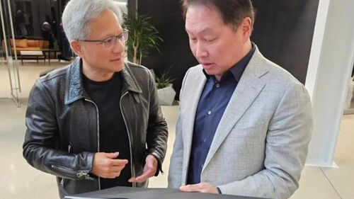 최태원 SK그룹 회장이 24일(현지시간) 미국 실리콘밸리를 찾아 미국 반도체 기업 엔비디아 젠슨 황 최고경영자(CEO)와 만나 대화하고 있다.