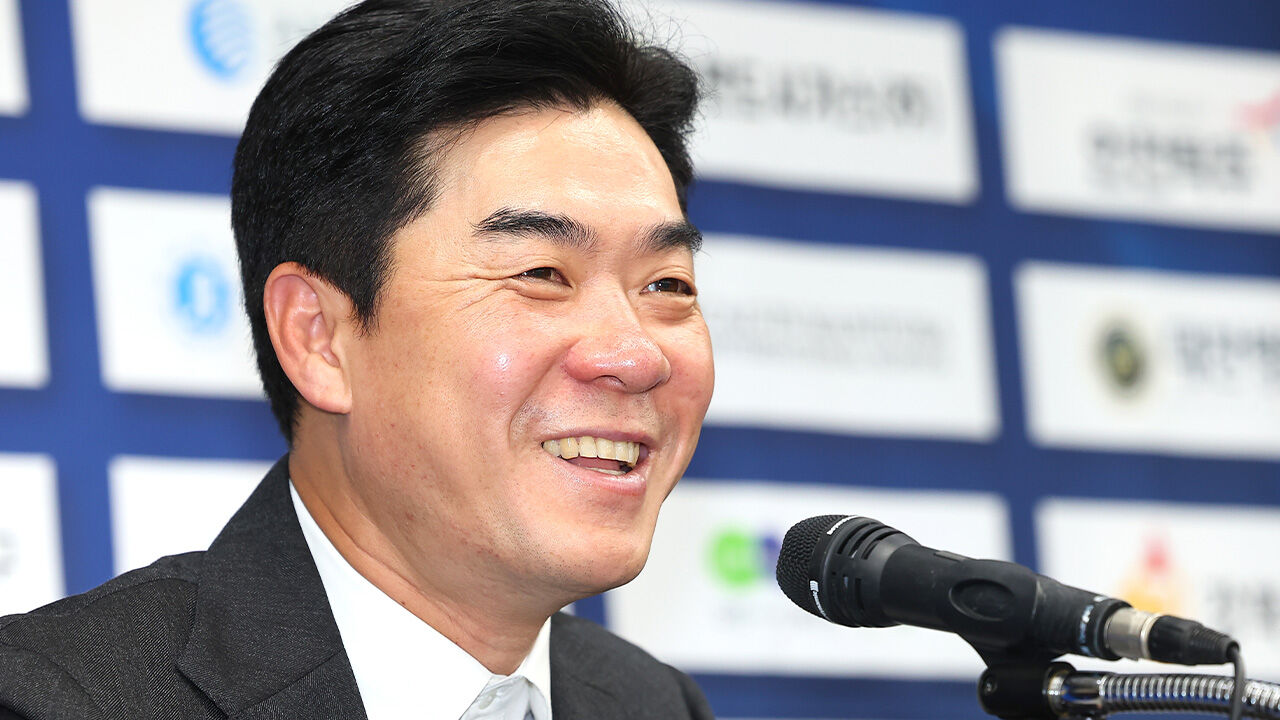 내년 거취에 말 아낀 인천 윤정환 감독 "대리인이 소통"