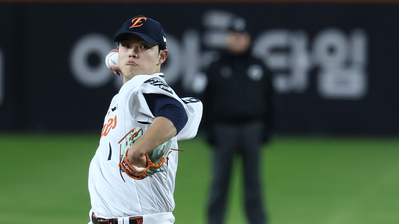 문동주, 1회 1실점하고 강판…"컨디션 저하 외 특이사항 없어"