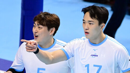 '임동혁 복귀전 25점' 대한항공, 우리카드에 3-1 역전승