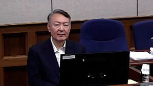 [아리]尹 "여사 호칭 붙여야"..'호위무사'와 법정 조우(ok)