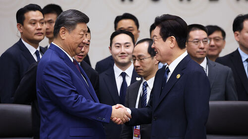 이재명 대통령이 1일 경주화백컨벤션센터(HICO)에서 열린 2025 아시아태평양경제협력체(APEC) 정상회의 제2세션에 참석해 시진핑 중국 국가주석과 인사하고 있다. (사진=연합뉴스)