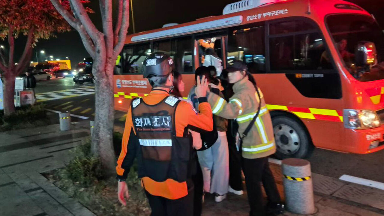 중학교 체험학습 버스에 연기·불티…학생 23명 치료