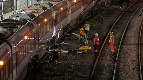 영국 열차 내 칼부림에 9명 중태…경찰 "중대사건" 대테러수사