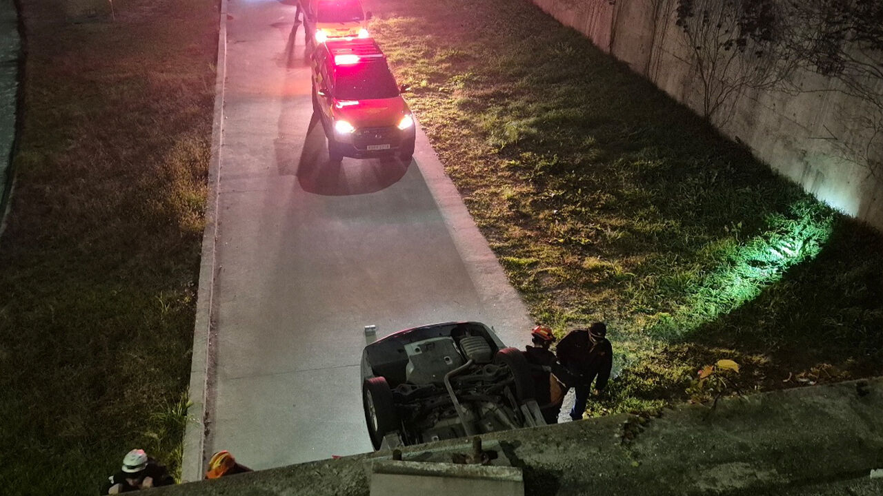 영주서 택시가 다리 아래 산책로로 추락…운전자 중상