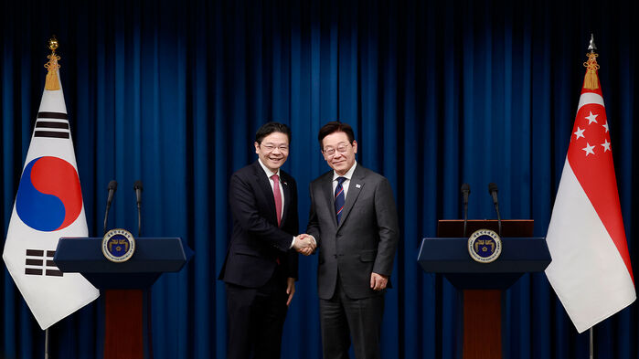 이재명 대통령과 로런스 웡 싱가포르 총리가 2일 용산 대통령실에서 공동 언론 발표를 마친 뒤 악수하고 있다.