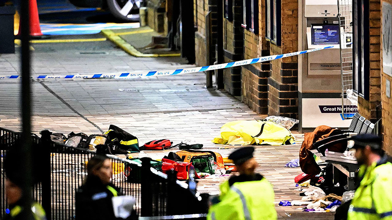 영국 기차 흉기난동범, 살인미수 혐의 기소 절차 착수