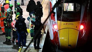 수백 명 탄 런던행 열차 '흉기 난동'…9명 중태·2명 체포