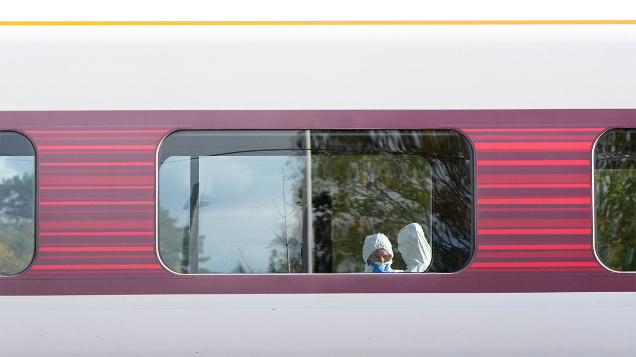 영국 경찰 "기차 흉기 난동, 테러 아냐"…용의자, 30대 영국 남성