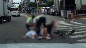 킥보드 탄 고등생 붙잡다 '쾅'…경찰 형사 처벌 위기