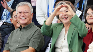 검찰 "김정숙 '옷값 특활비 의혹' 재수사 필요'…경찰에 요청