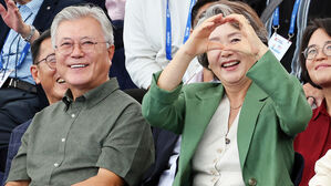 검찰 "김정숙 '옷값 특활비 의혹' 재수사 필요'…경찰에 요청